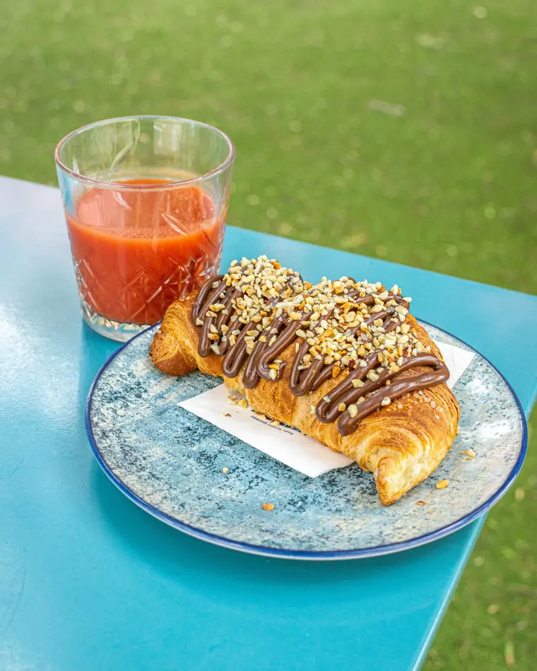 Cornetto con crema al cacao e granella di nocciole
